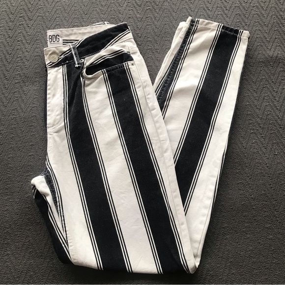 Urban Outfitters BDG Mom Jeans White & Washed Black Vertical Stripes Denim 26 - Picture 1 of 9